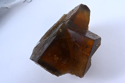 null Very large fluorite crystal of honey color with a blue border. Spotted crystal....
