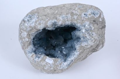 null Celestine blue geode
Madagascar
About 22 cm.