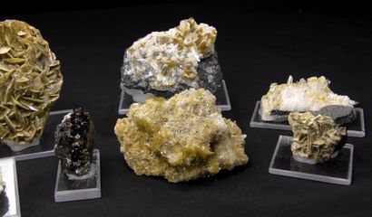 null Ensemble de minéraux des mines de charbon de La Mure d’Isère. 
Quatre quartz...