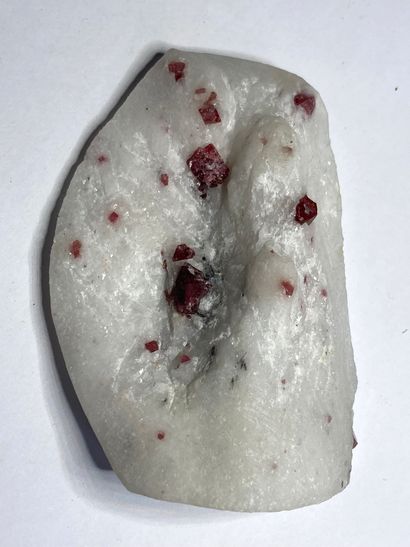 null Spinel
Several bright red crystals up to 1cm on a white gangue of Cipolin
Dimensions...