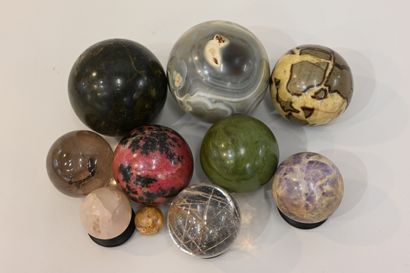 Ensemble de 10 sphères en minéraux divers...