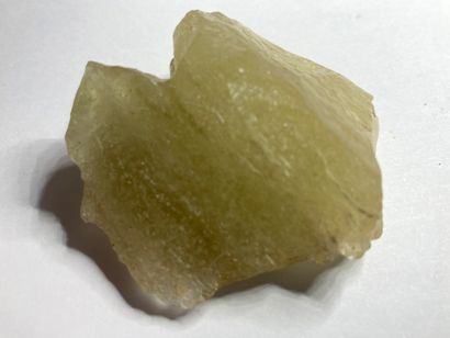 Libyan glass
Complete stone.
It is an impactite...