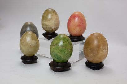 null Ensemble de 6 œufs en pierre dure avec leurs socles.