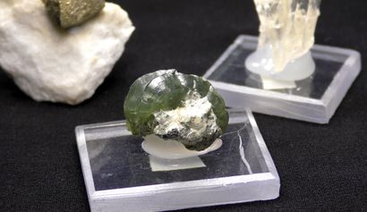 null Trio des montagnes françaises, composé d’un octaèdre de pyrite de Luzenac en...