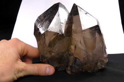 null Nice smoky quartz from the Mont-Blanc massif. 
he two crystals have been glued...
