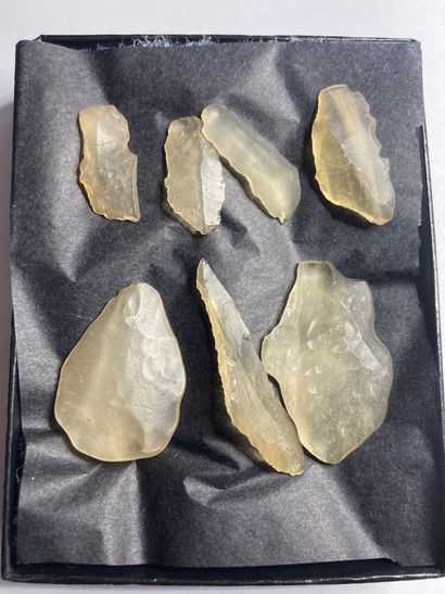null Ensemble de 7 outils préhistoriques : divers racloirs en verre libyque, jusqu’à...