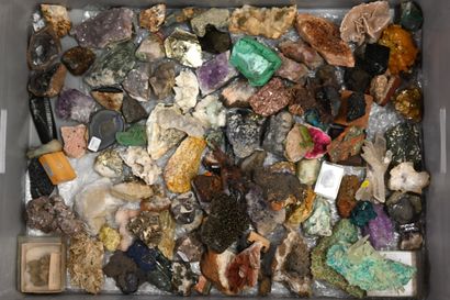 null Important lot de minéraux divers, dont une ravissante Dioptase.