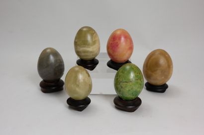 Ensemble de 6 œufs en pierre dure avec leurs...