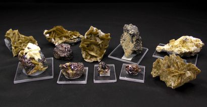 null Ensemble de minéraux des mines de charbon de La Mure d’Isère. 
Cinq jolies sphalérites,...