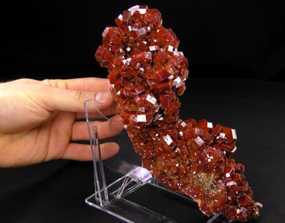 null Grand échantillon de vanadinite rouge de Midelt, Maroc. Cette stalactite de...