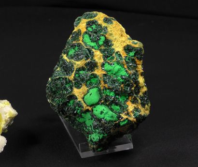 null A sulfur on aragonite from Sicily, a brochantite on malachite from Oumjerane...