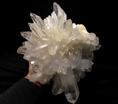 null Very large sheaf of quartz from Corintho in Brazil, this group of excellent...