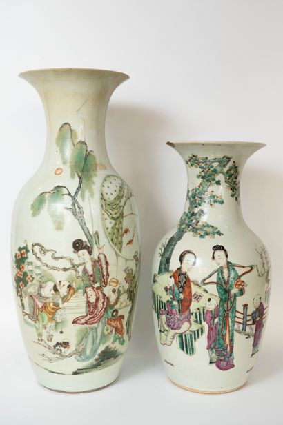 CHINE, circa 1900 et XXè siècle.
Deux vases...