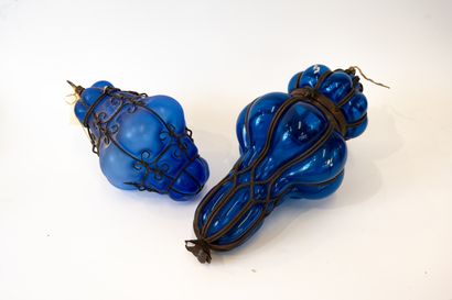 Deux suspensions en verre de MURANO bleu....