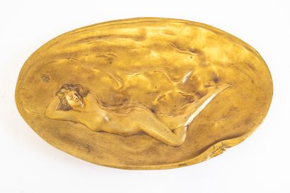 Vide-poche ovale en bronze doré ciselé représentant...