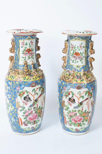 CHINE, XXè siècle.
Paire de petits vases...