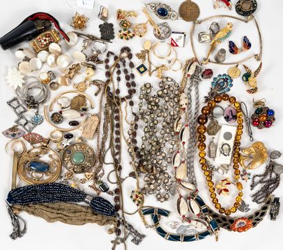 Lot de bijoux fantaisie comprenant : colliers,...