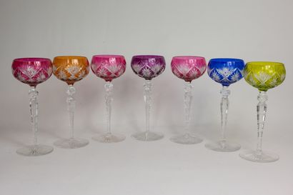 Série de 7 verres en cristal taillé polychrome....