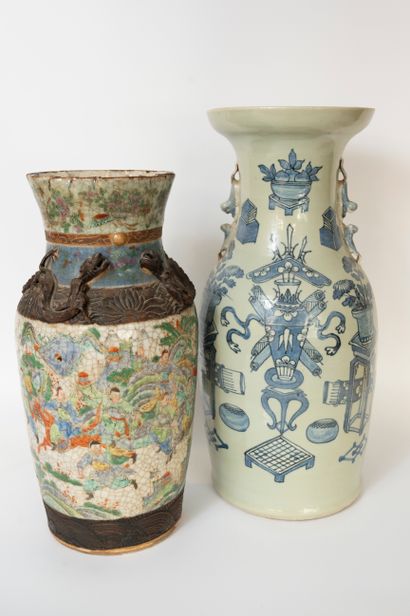 CHINE, Nankin, circa 1900.
Deux vases rouleaux....