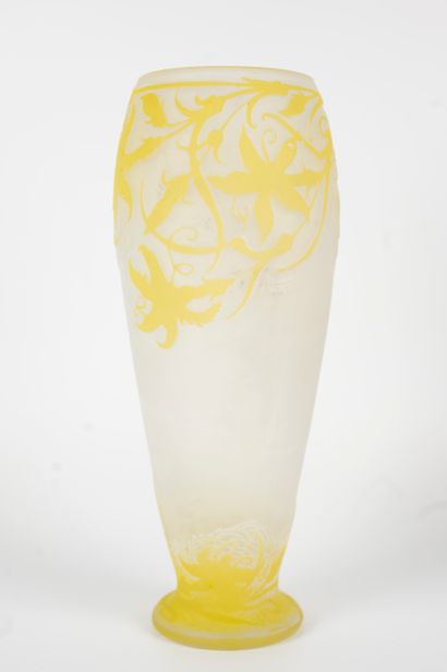 null ETABLISSEMENTS GALLE, NANCY
Obus vase on pedestal in opaque and yellow multi-layered...