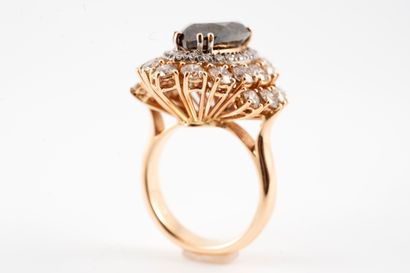 null Important 18k rose gold marquise ring surmounted by a Brownish navette-cut diamond...