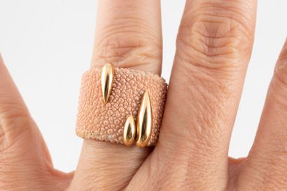 null DE GRISOGONO
Ring in 18k yellow gold and pink shagreen, set with claw-shaped...