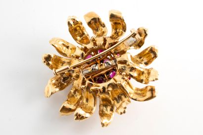null Flower brooch in 18k yellow gold, the pistil formed by an openwork dome adorned...