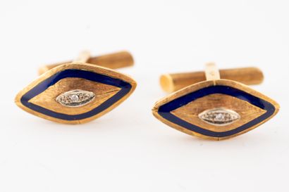 null A pair of cufflinks in 18k yellow gold, formed by a guilloché-ground diamond...
