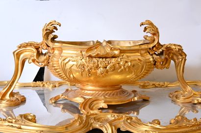 null A very important table with scrolled edges and a central jardinière in gilt...