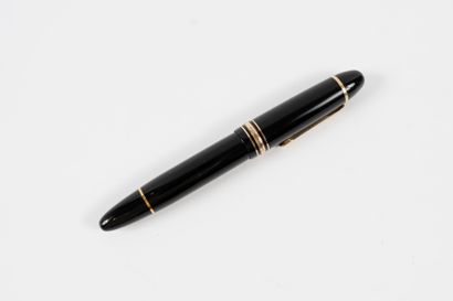 null MONTBLANC 
MEISTERSTUCK" model n°149 
Large black resin fountain pen with 18k...