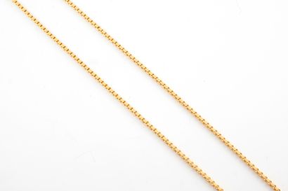 null 18k yellow gold Venetian link chain.
Weight : 8,40gr. Length : 50cm