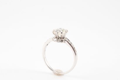 null Wedding band in 18k white gold set with an old-cut diamond in the center, supported...
