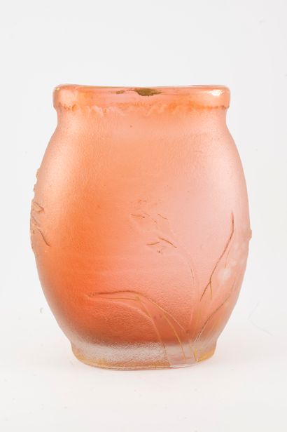 null DAUM, NANCY
Small flat vase with hemmed neck in salmon-colored frosted glass...