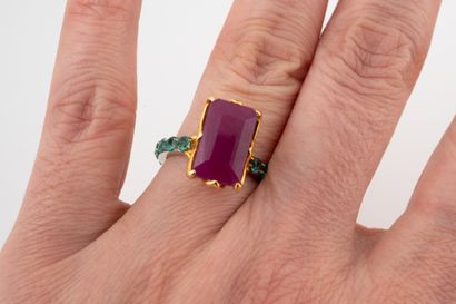 null 14k white and yellow gold ring set with a 7.17ct emerald-cut ruby without heat...