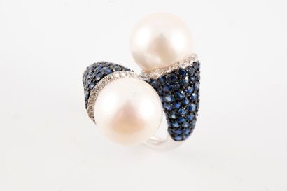 null Important 18k gold Vous & Moi ring set with 13mm cultured pearls highlighted...