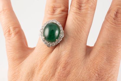 null 18k white gold ring surmounted by an oval emerald cabochon weighing approx....