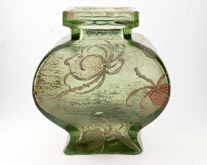 null Émile GALLÉ (1846-1904) 
Quadrangular vase with swollen body in green glass...