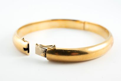 null Opening oval bangle in 18k yellow gold. Safety clasp.
Weight: 20g.