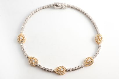 null Supple line bracelet in 18k white gold adorned with brilliant-cut diamonds punctuated...
