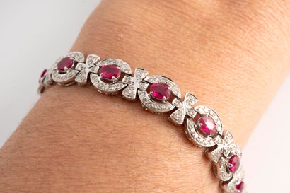 null 18k white gold supple bracelet with circular links centered on rubies (approx....