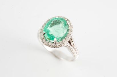 null 18k white gold ring surmounted by a Colombian emerald weighing 3.96cts in a...
