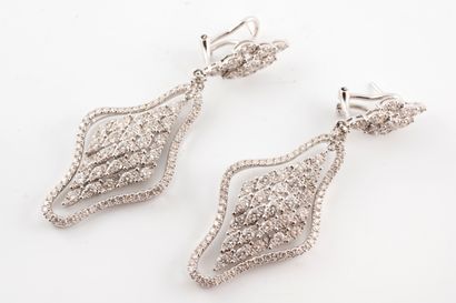 null Pair of earrings in 18k white gold formed by diamond-cut diamonds in an openwork...