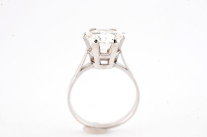 null Solitaire ring in 18k white gold, surmounted by a brilliant-cut diamond weighing...