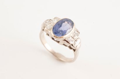 null 18k white gold ring set with an oval sapphire, approx. 3.50cts, in a tiered...