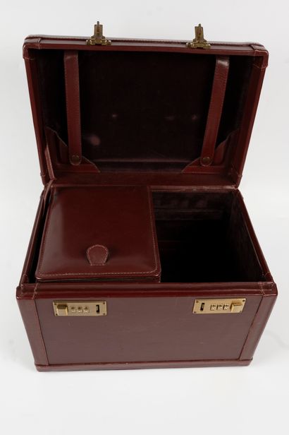 null CARTIER Paris
MUST" model, 1990's
Travel jewelry box in bordau leather signed...