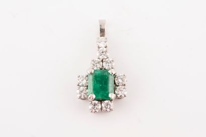 null 18k white gold pendant set with a beautiful emerald-cut emerald probably from...