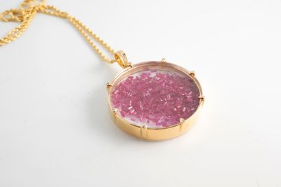 null Circular medallion pendant in yellow gold and glass containing hundreds of small...