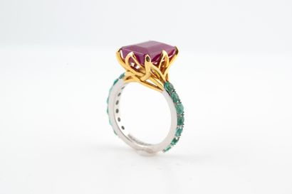 null 14k white and yellow gold ring set with a 7.17ct emerald-cut ruby without heat...