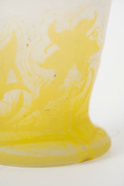 null ETABLISSEMENTS GALLE, NANCY
Obus vase on pedestal in opaque and yellow multi-layered...