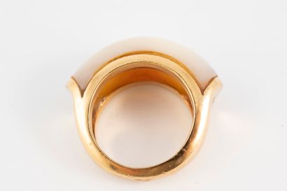 null 18k yellow gold ring inlaid with cabochon mother-of-pearl and set with small...
